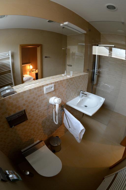 Nové Zámky Hotel Stardust מראה חיצוני תמונה