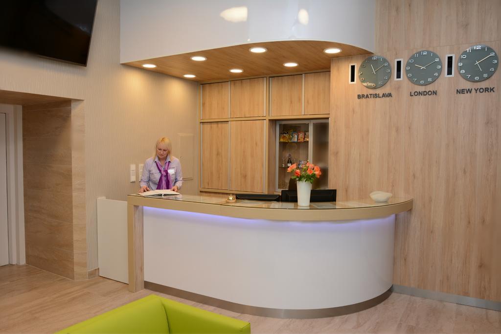 Nové Zámky Hotel Stardust מראה חיצוני תמונה