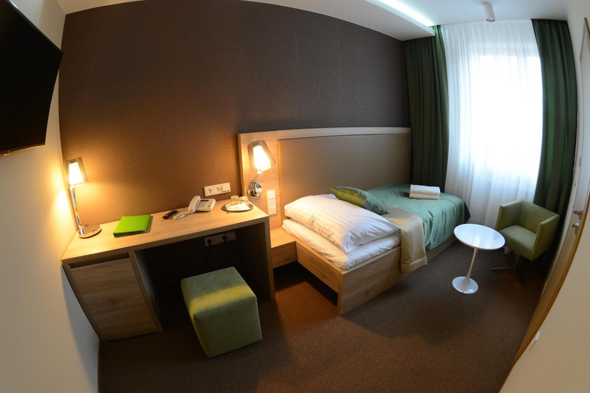 Nové Zámky Hotel Stardust מראה חיצוני תמונה