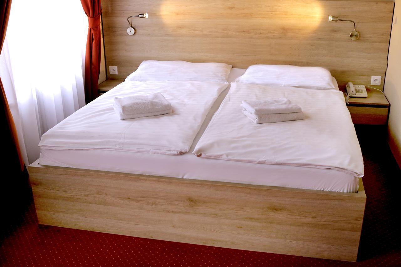 Nové Zámky Hotel Stardust מראה חיצוני תמונה