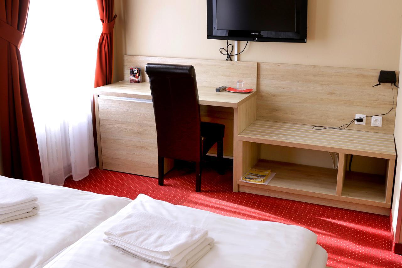 Nové Zámky Hotel Stardust מראה חיצוני תמונה